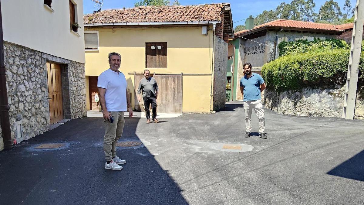 Por la izquierda, José Ramón Amor, Miguel Alonso y Enrique Riestra, este miércoles, en la zona en obras en Bricia.