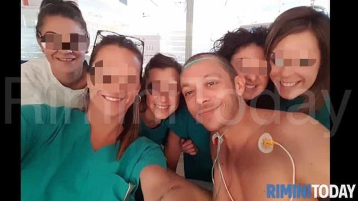 Este es el selfie de Rossi con fans suyos en el hospital de Rimini, publicado por 'Rimini Today'.