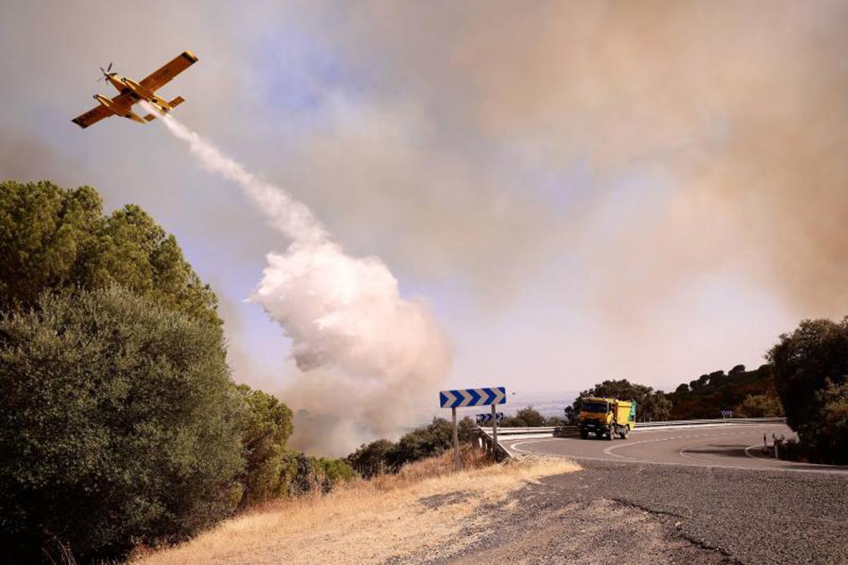 El Infoca lucha en Córdoba contra un incendio forestal en Cerro Muriano tras arder un camión de paja