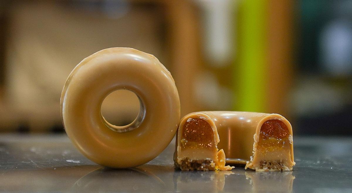Tableta de chocolate coa silueta do Pazo de Oca, e a mellor pasta de té de Galicia 2022.