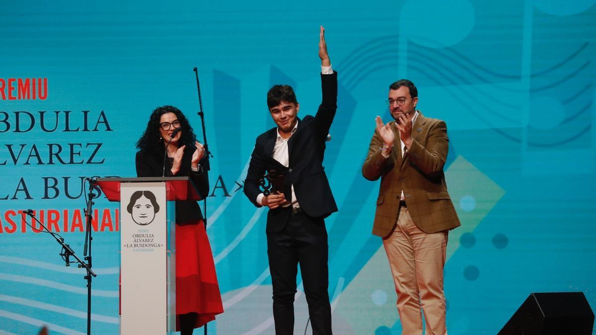 Por la izquierda, Vanessa Gutiérrez, Néstor Díaz y Adrián Barbón