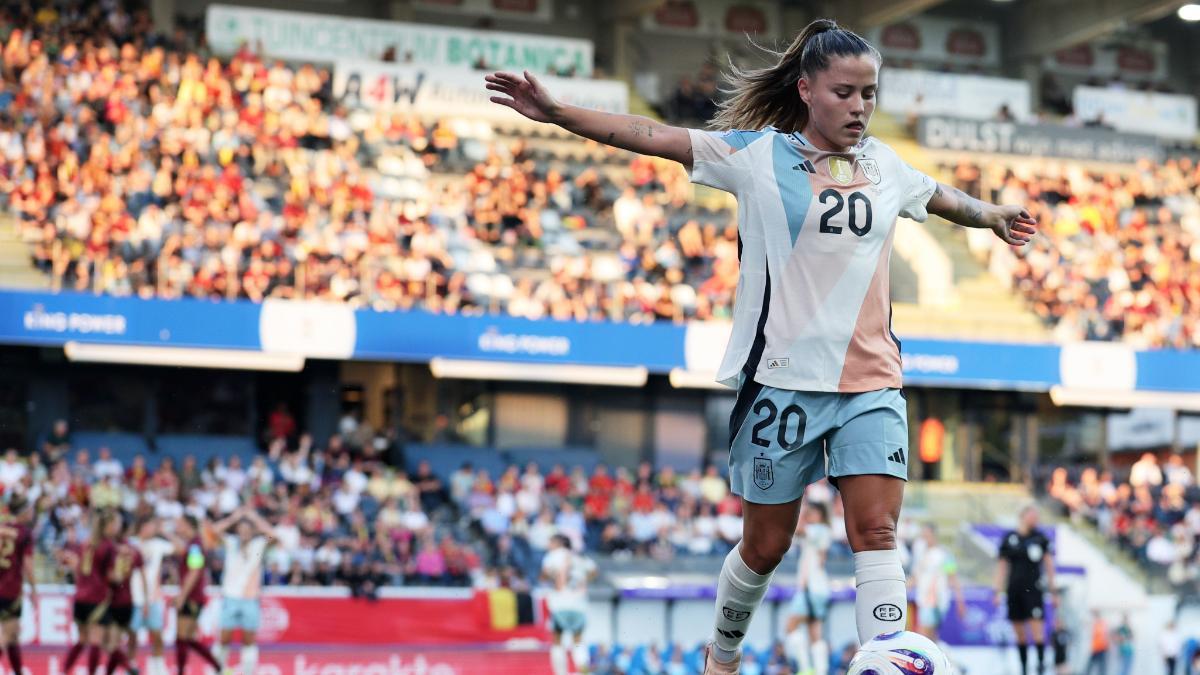 Claudia Pina con la selección ante Bélgica