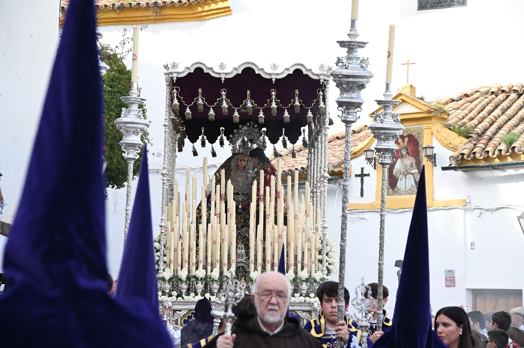 La Plaza de Capuchinos da salida a la Hermandad de la Sangre