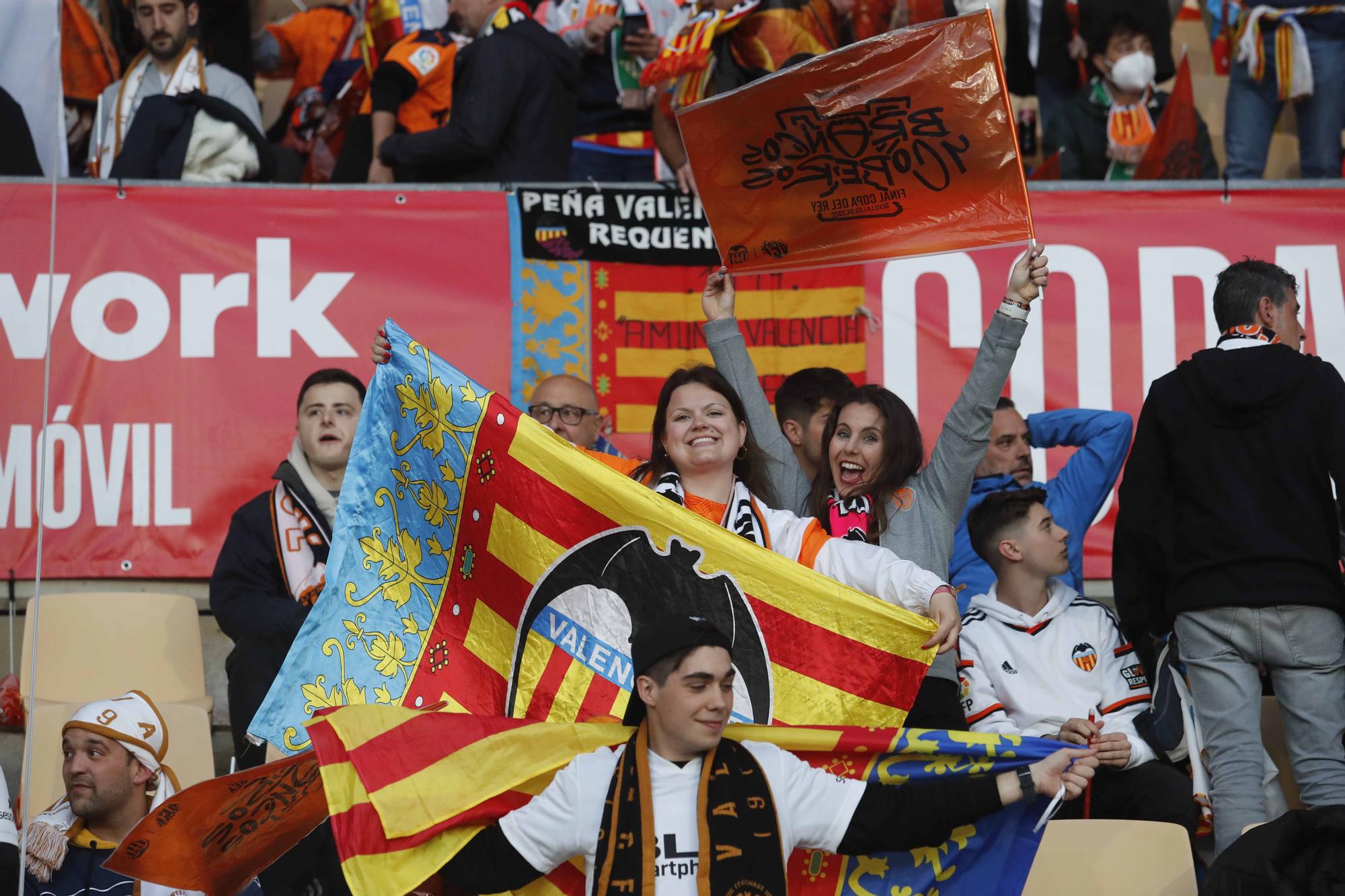 La afición valencianista llena de color el estadio de La cartuja