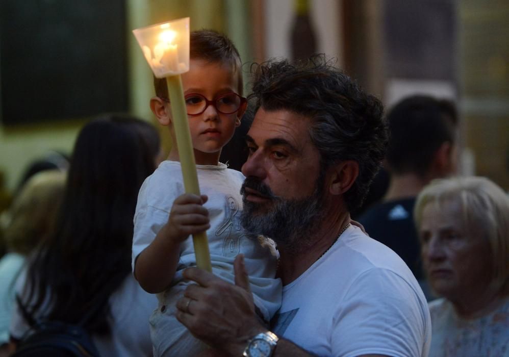 La imagen de la patrona de la provincia recorrió las calles del centro arropada por cientos de personas.