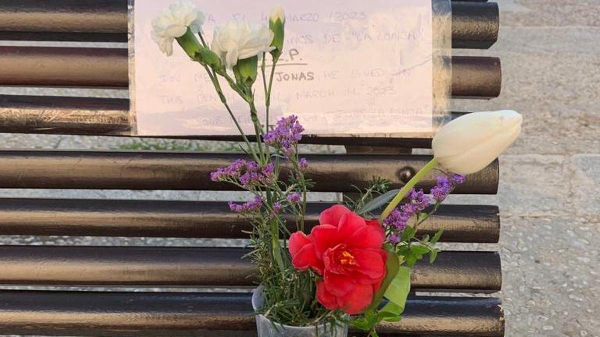 Flores en el banco de Jonás, en la plaza de la Lonja.