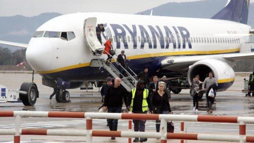 Passatgers sortint d&#039;un avió de Ryanair en una imatge d&#039;arxiu