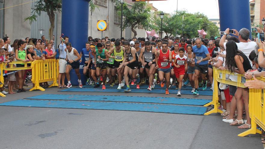 Los corredores en la salida de la Volta a Peu d'Orpesa 2019.