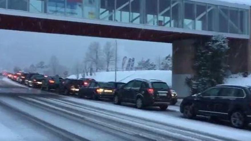 Protecció Civil ha demanat als conductors que, si no estan en disposició de circular amb neu i no tenen cadenes, no circulin per aquestes vies.