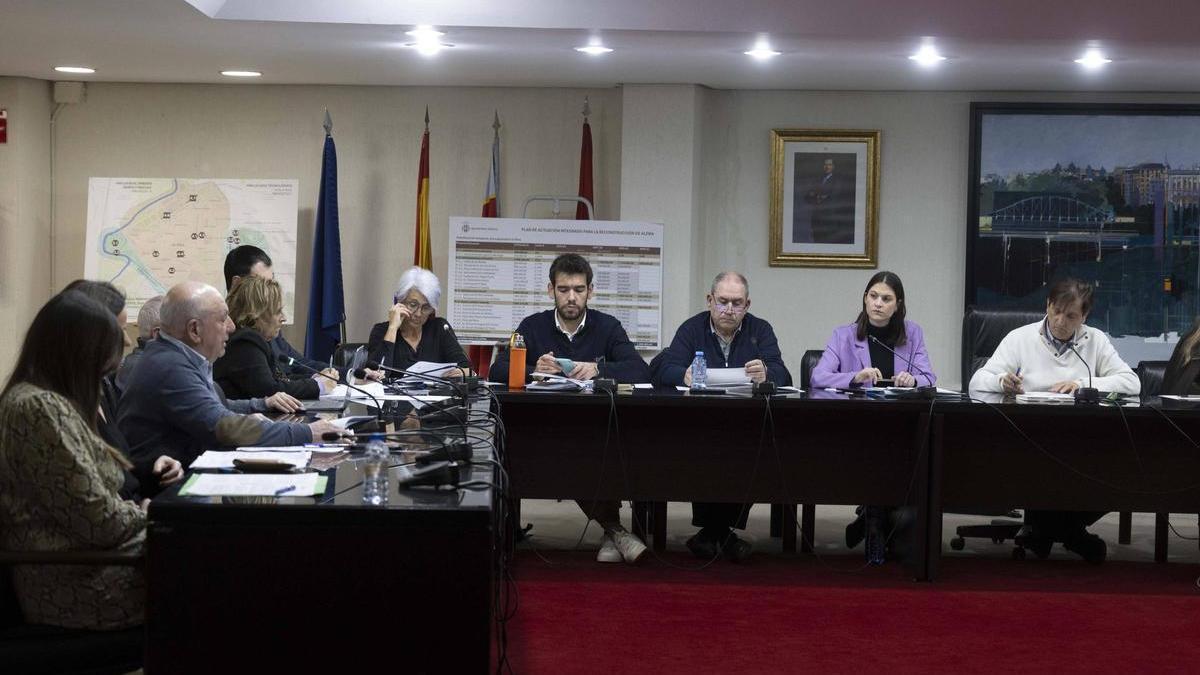 El alcalde de Alzira, Alfons Domínguez, primero por la derecha, y el concejal de Vox, tercero por la izquierda, en un pleno.