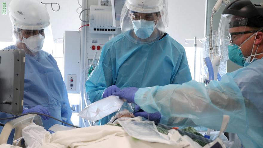 Un grupo de doctores intuba a un paciente con Covid en California (EEUU)