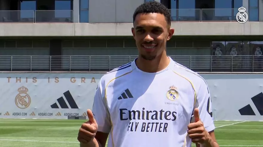 Alexander-Arnold da sus primeros toques con la camiseta del Real Madrid
