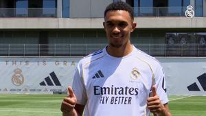 Alexander-Arnold da sus primeros toques con la camiseta del Real Madrid