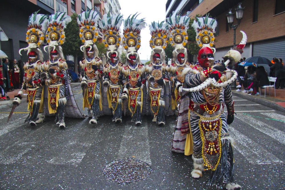 Moros y Cristianos desfilan en Onil entre la lluvia