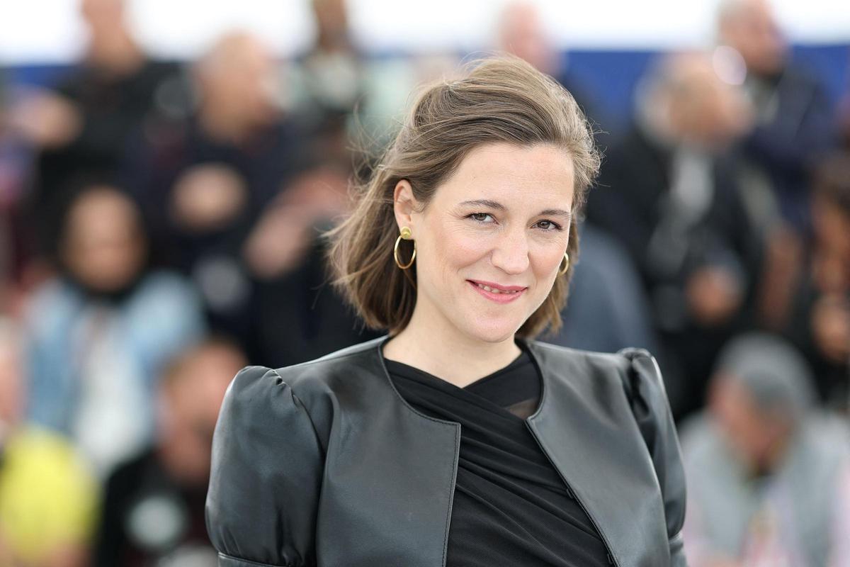 Carla Simón y el equipo de Romería posan en Cannes