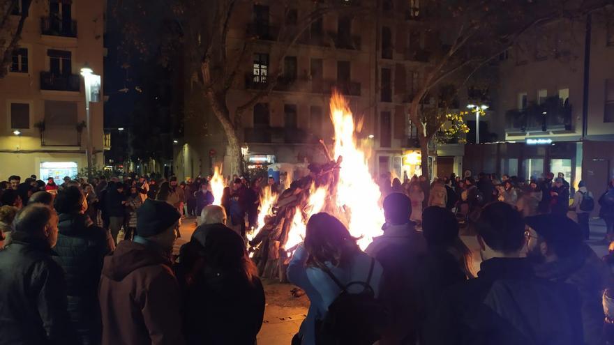 Los ‘foguerons’ de Sant Antoni de sa Pobla encienden el barrio de Gràcia de Barcelona