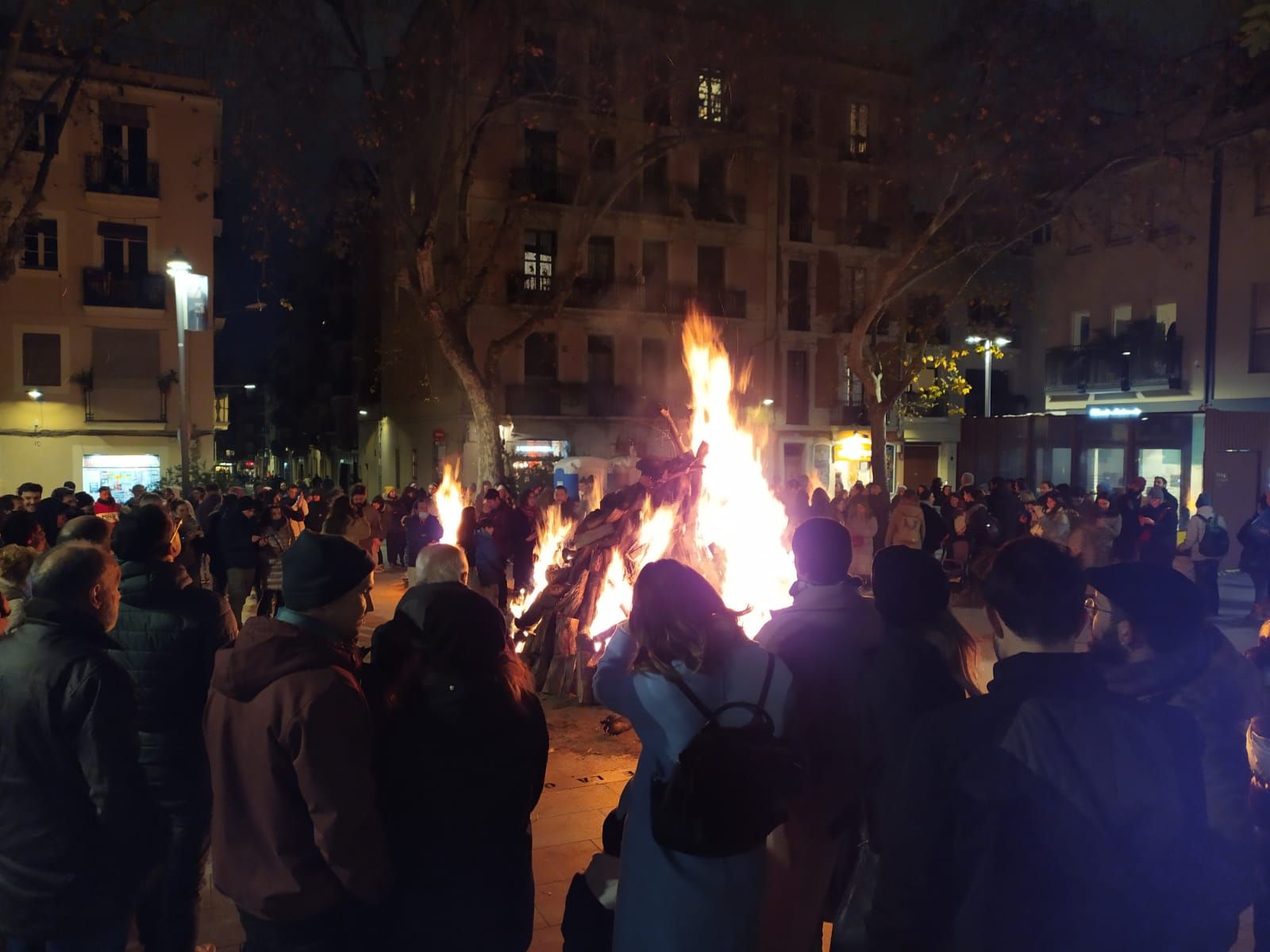 Los 'foguerons' de sa Pobla encienden el barrio barcelonés de Gràcia