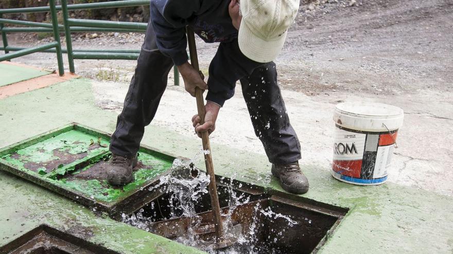 Un operario trabaja en la galería de agua de Vergara, en el municipio de La Guancha. | | CARSTEN W. LAURITSEN