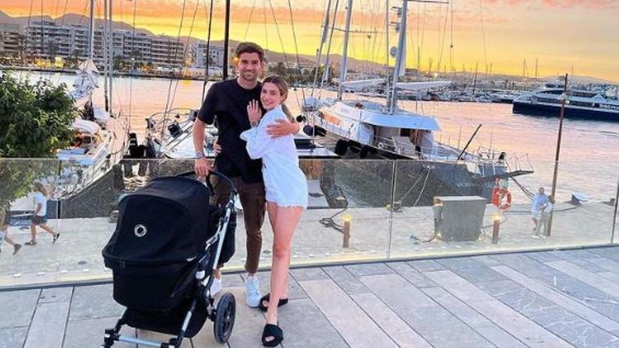 Enzo Zidane y su mujer Karen Gonçalves con su hija Sia en Ibiza.