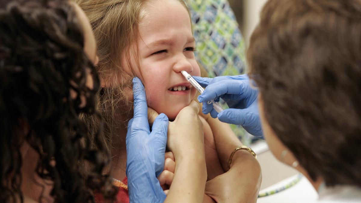 Una xiqueta nord-americana rep la vacuna inhalada de la grip