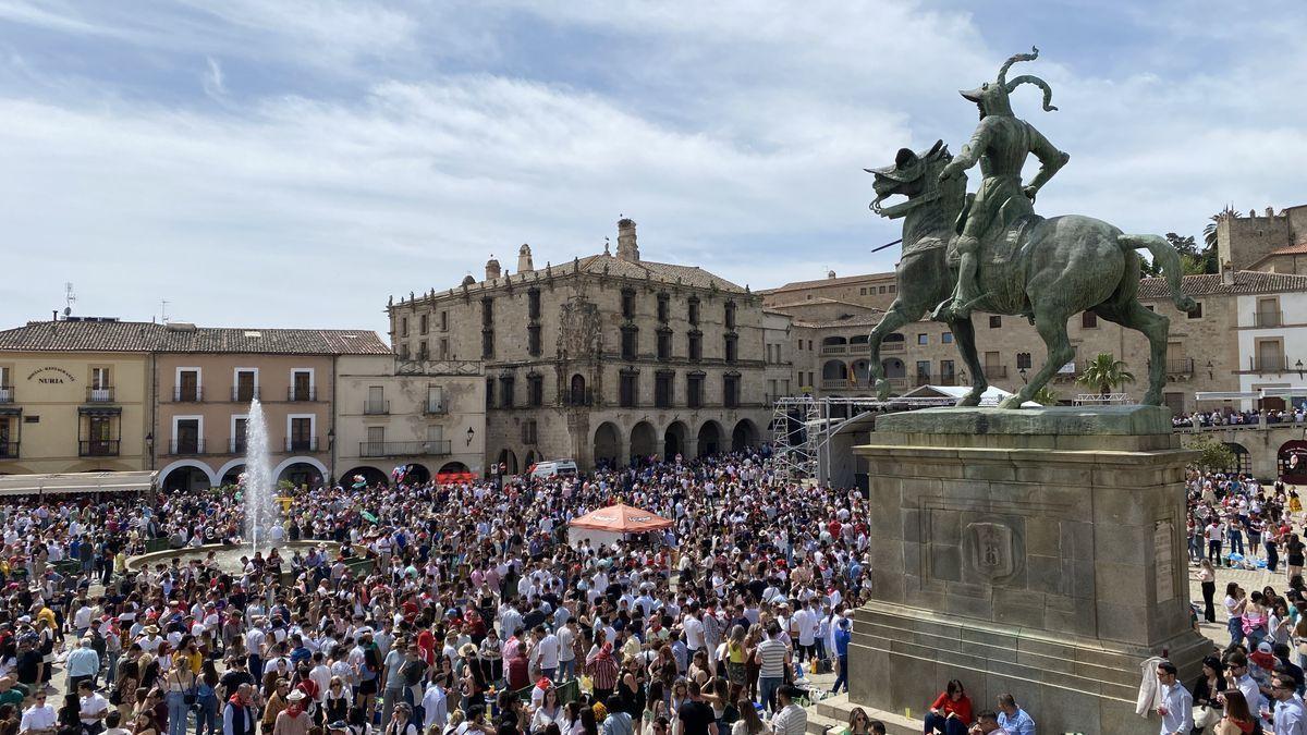 Miles de personas disfrutan de la fiesta del Chíviri, en la plaza Mayor de Trujillo.
