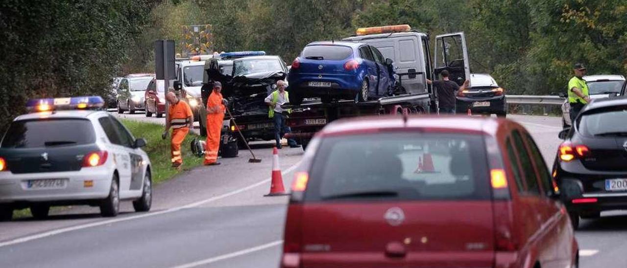 Dos coches implicados en un accidente en el Corredor del Nalón, a la altura de El Entrego, el pasado mes de octubre.