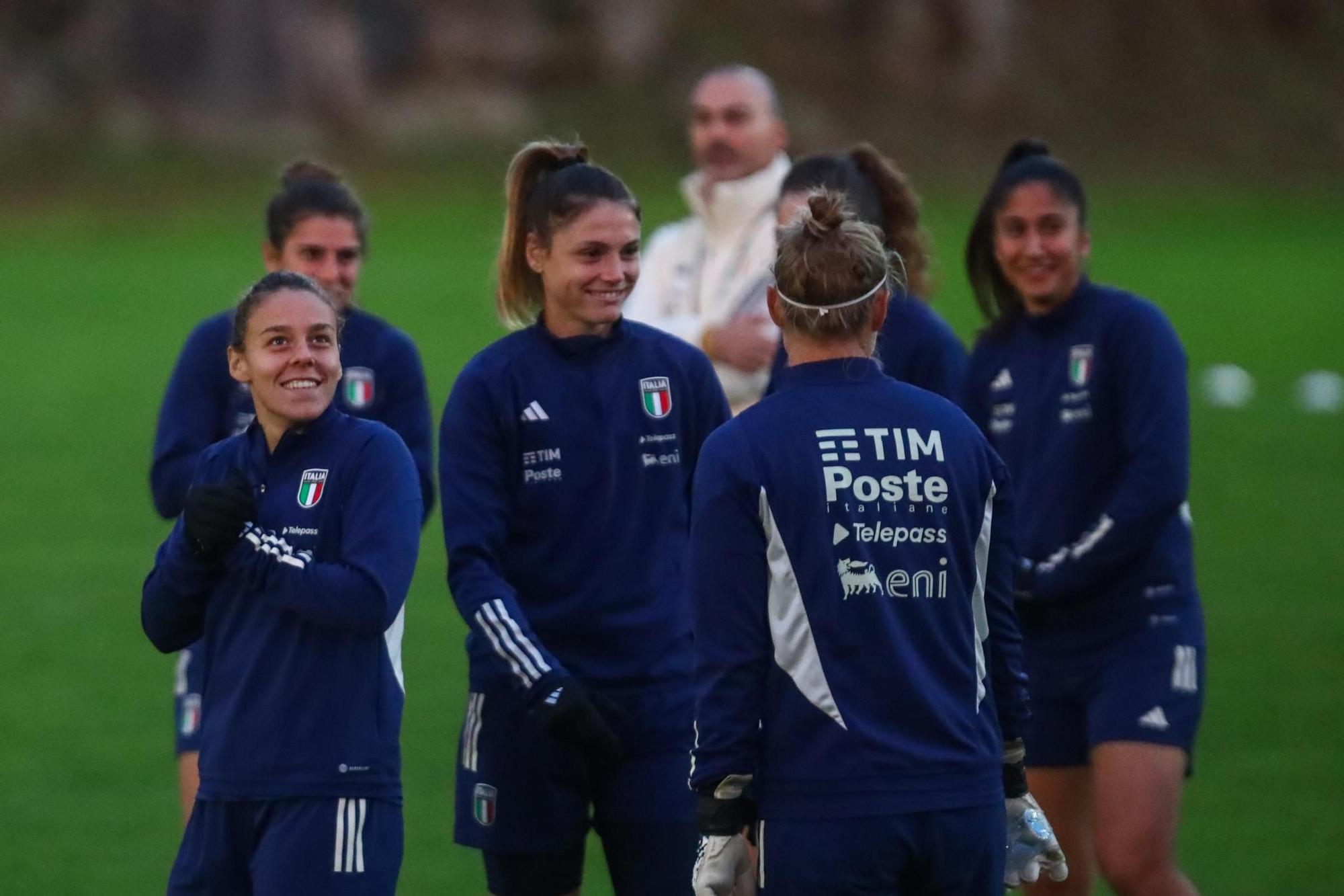 Las imágenes del histórico entrenamiento de la selección española femenina en Burgáns