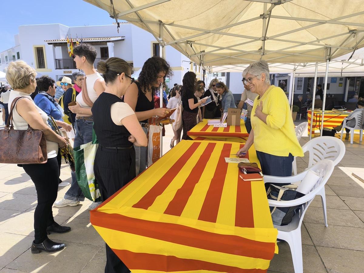 Neus Costa Mayans atiende a las personas interesadas en su poemario