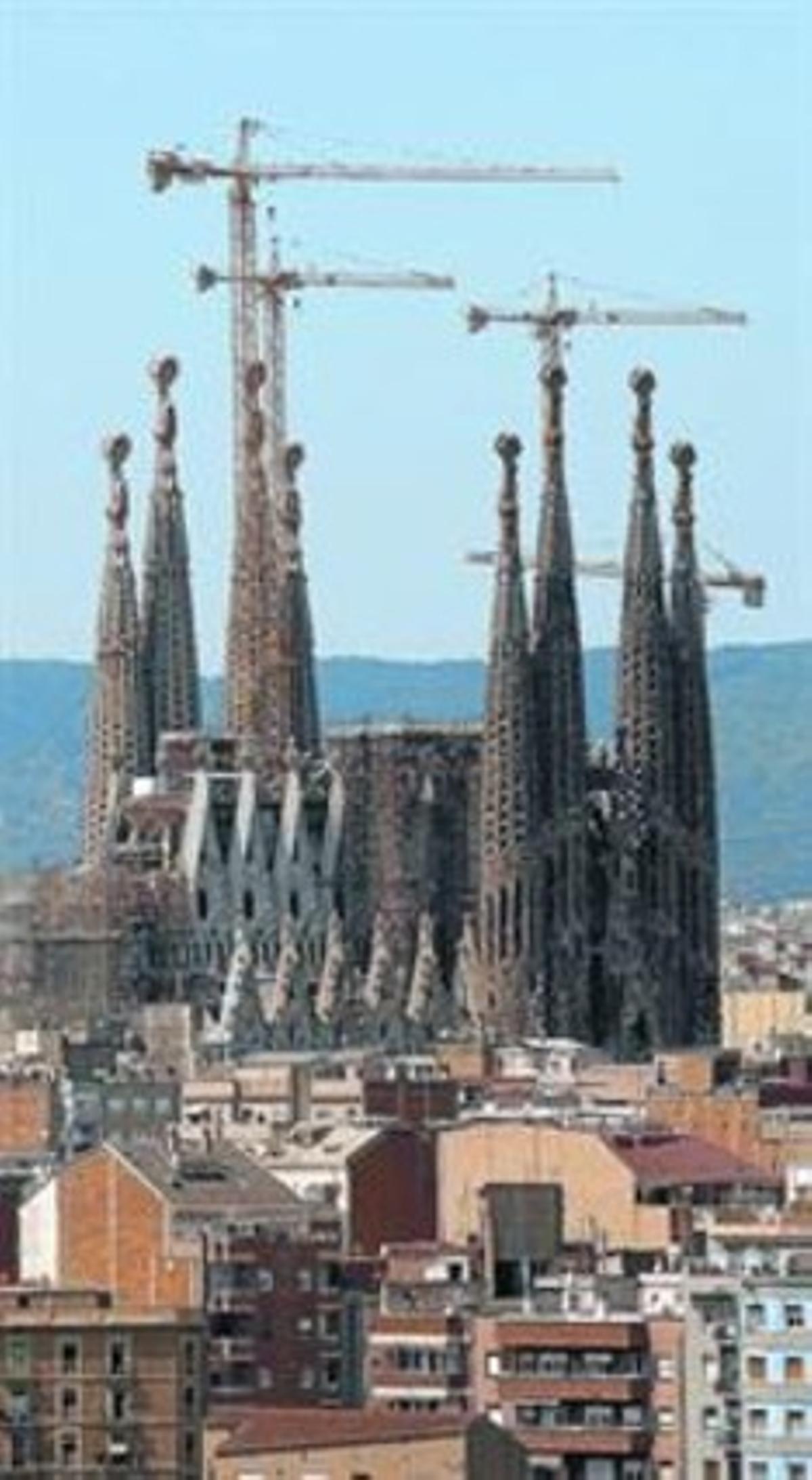 La Sagrada Família amb les quatre torres catalogades a la dreta. La Sagrada Família amb les quatre torres catalogades a la dreta.