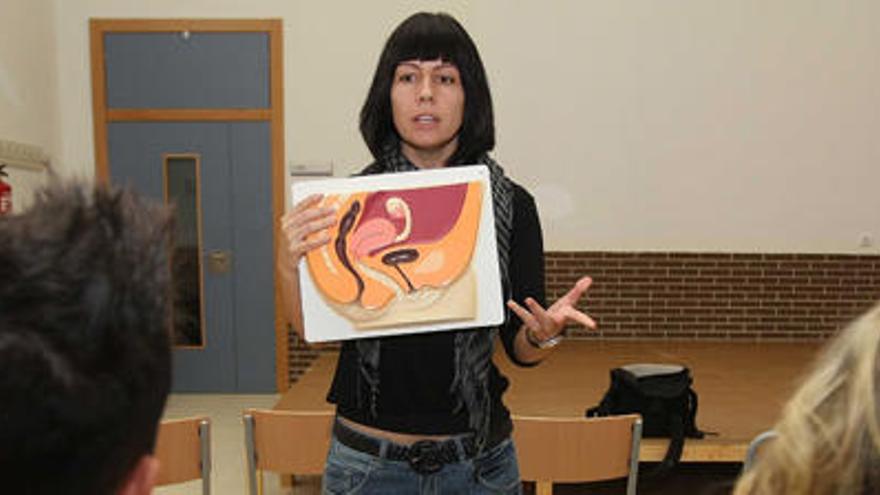 Una profesora imparte una clase de educación sexual en una imagen de archivo
