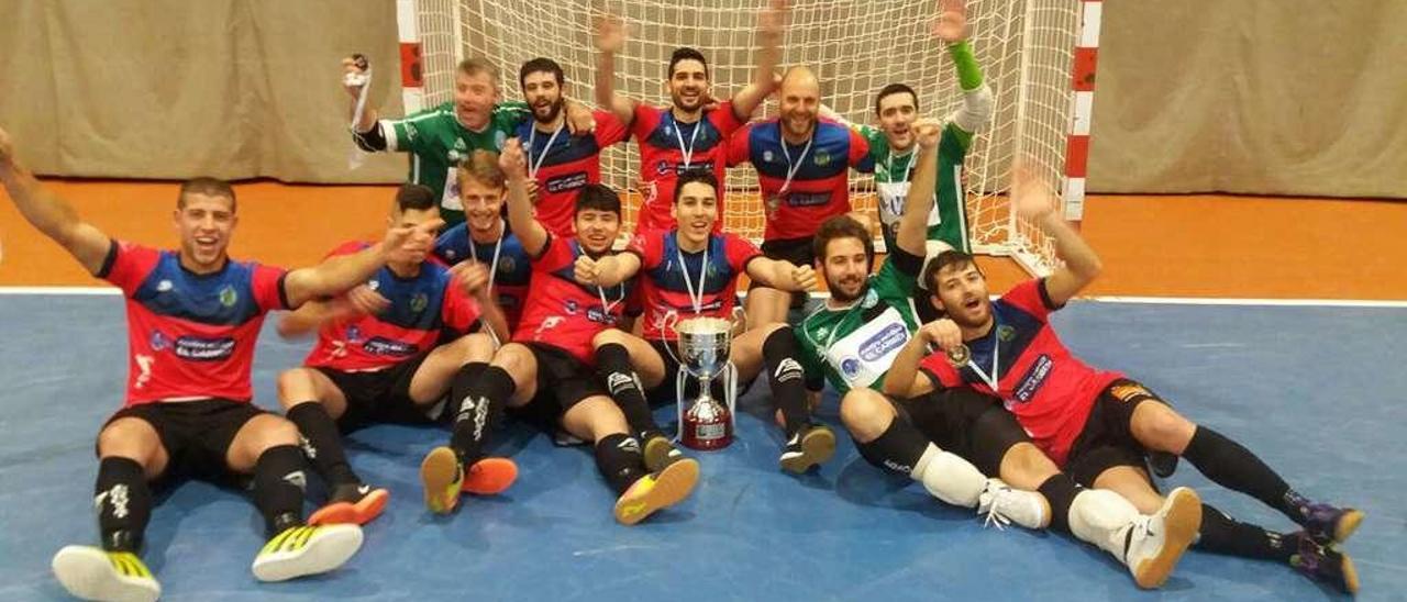 Los jugadores del Sala Ourense festejan la conquista de la Copa, ayer en Melide. // FdV