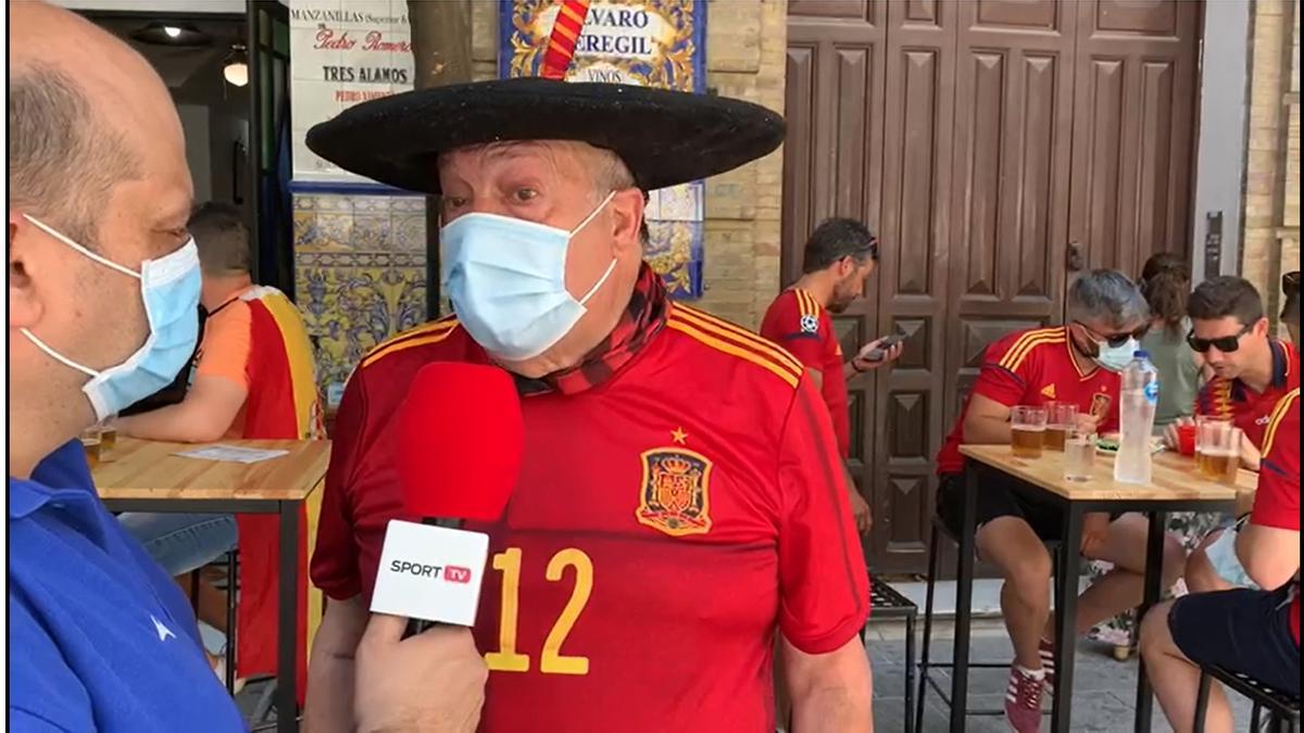 SPORT con Manolo el del bombo antes del debut de España en la Eurocopa