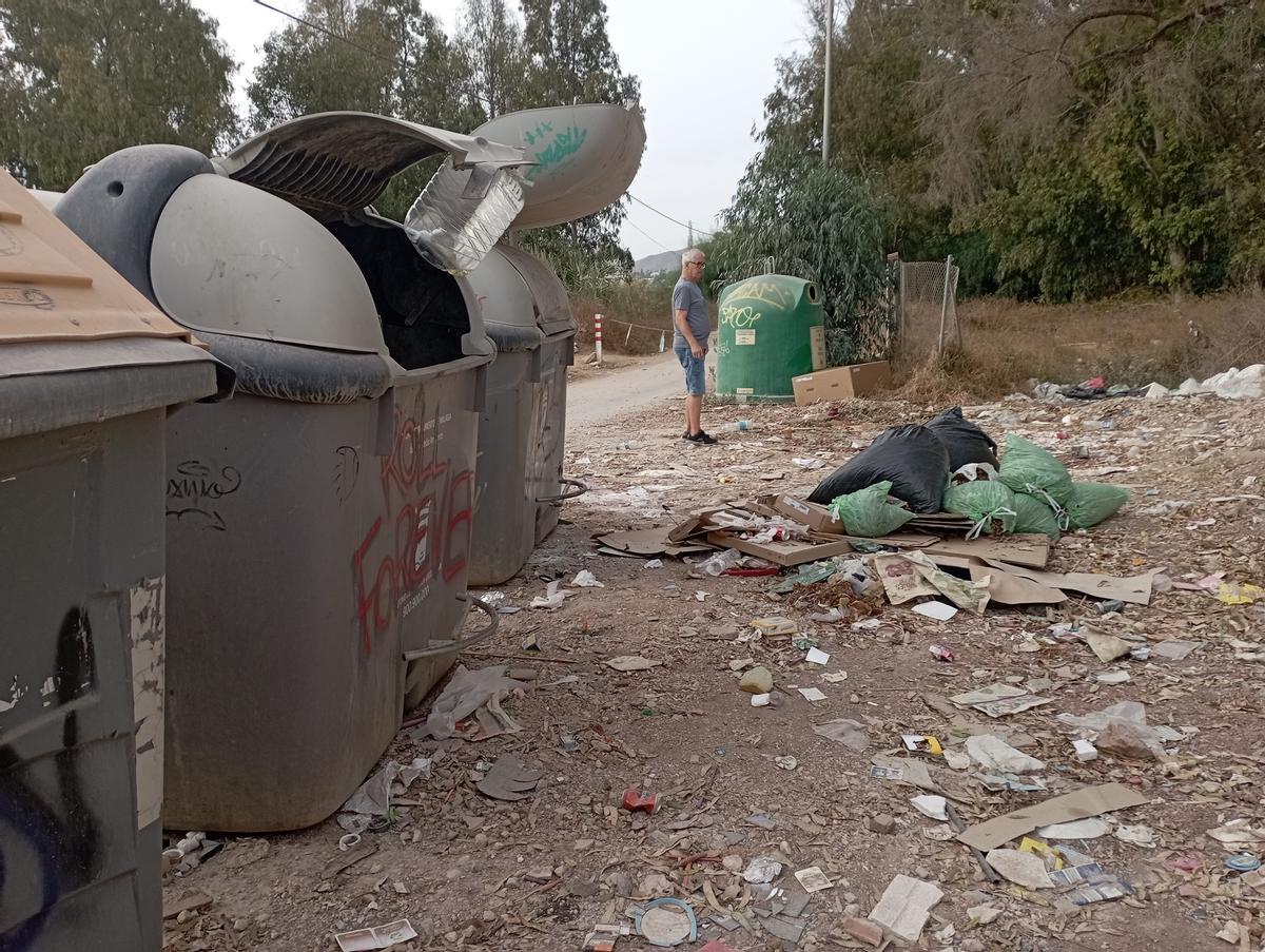 Otro detalle de la basura junto a los contenedores de la calle Rismky Kórsakov, en San Julián, este miércoles.