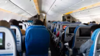 Este es el truco viral para evitar que se te sienten al lado en los aviones