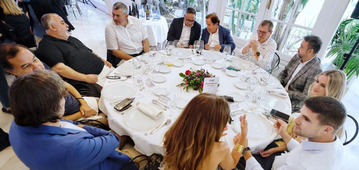 Arriba, de izquierda a derecha, Elena Vela, Pedro Alfonso, Joaquín Catalán, Orsini Ruiz y Eduardo Bezares. Debajo, compañeros y familiares del homenajeado. | MARÍA PISACA