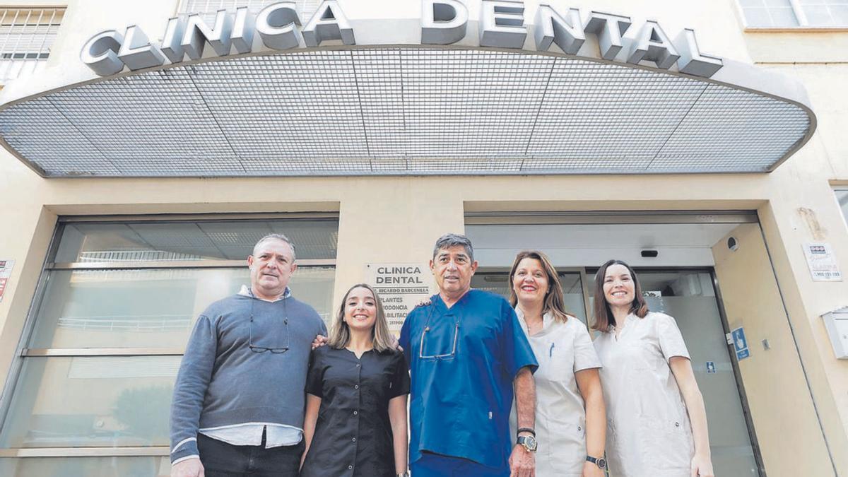 El equipo de la clínica dental de Ibiza, con el doctor Barcenilla en el centro.