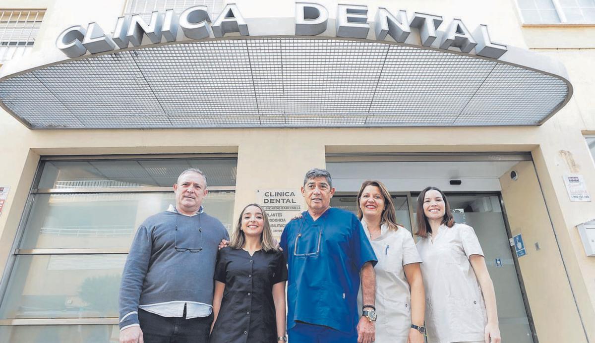 El equipo de la clínica, con el doctor Barcenilla en el centro. |