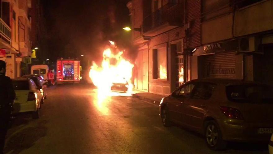 Espectacular incendio de un coche en Sagunt