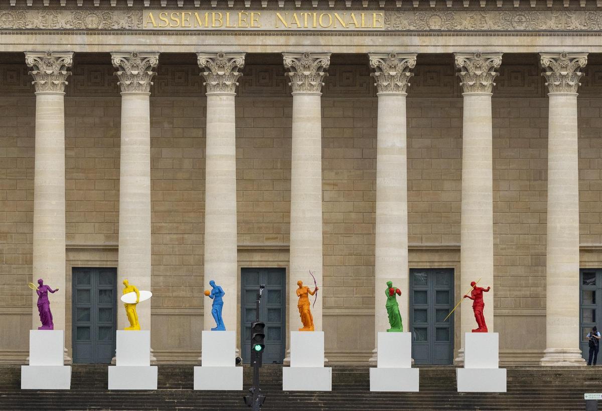 La fachada de la Asamblea Nacional con varias Marianes, el icono nacional francés, representando diferentes deportes con motivo de los JJOO de París.