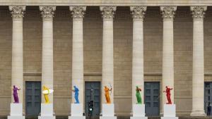 La fachada de la Asamblea Nacional con varias Marianes, el icono nacional francés, representando diferentes deportes con motivo de los JJOO de París.
