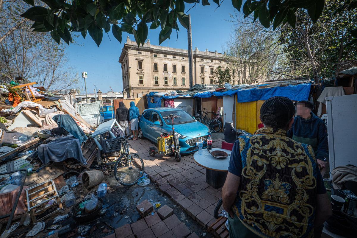 Barcelona 24/03/2026 Sociedad. Previa del desalojo de las barracas de la Sagrera. Hablamos con las personas que viven allí, que están advertidas de que tendrán que abandonar el lugar mañana por la mañana. PALABRAS CLAVE: Desalojo, barracas, La Sagrera, vivienda precaria, exclusión social, emergencia habitacional, Barcelona, desahucio, vulnerabilidad, sinhogarismo, asentamientos informales, derechos sociales, intervención municipal, servicios sociales, realojo, pobreza urbana, infravivienda, desalojos forzosos, testimonios, incertidumbre, conflicto social, periferia urbana, crisis de vivienda. AUTOR: MANU MITRU