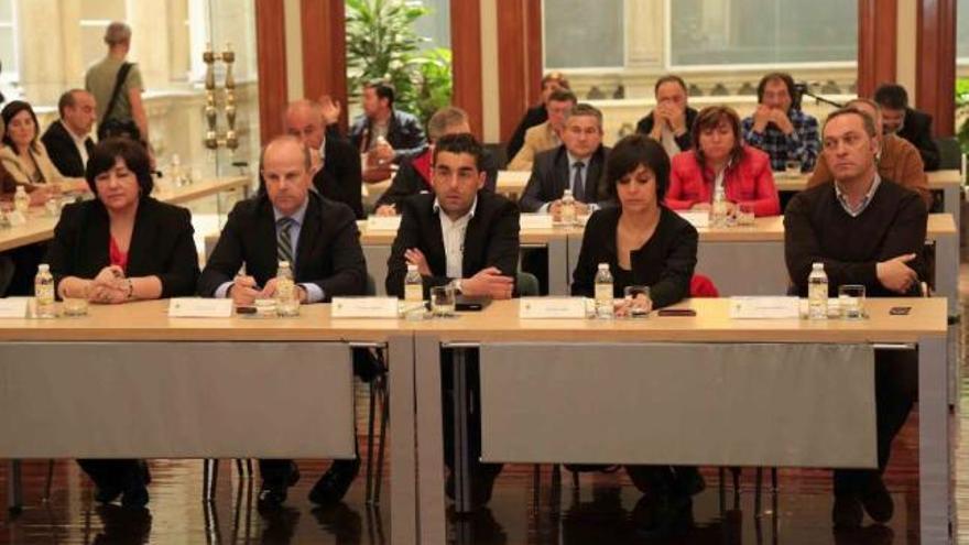 Los alcaldes de Rodeiro, Silleda y Vila de Cruces (al fondo), durante la firma del convenio.