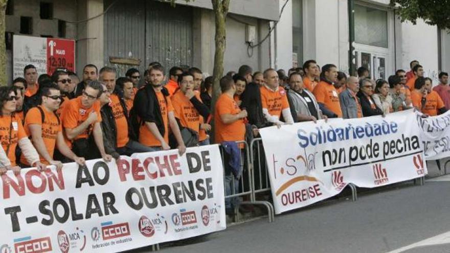 Trabajadores de T-Solar, ante el Parlamento.  // Xoán Álvarez