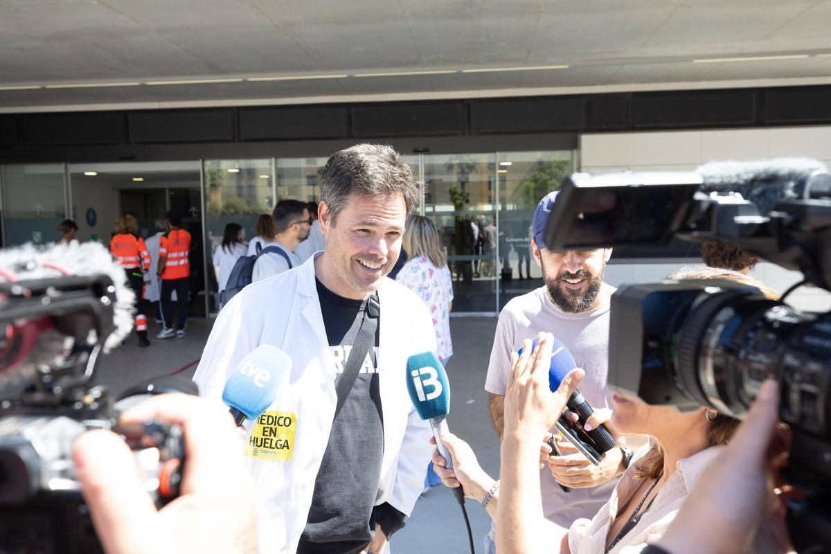 Imágenes de la concentración de la huelga de médicos en las puertas de Can Misses