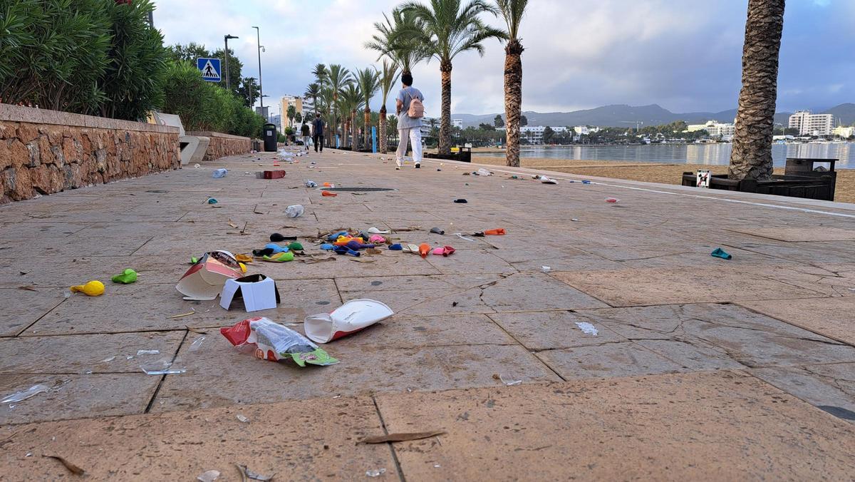 Galería de imágenes de la suciedad en el la playa de s'Arenal de Sant Antoni a primera hora de la mañana Galería de imágenes de la suciedad en el la playa de s'Arenal de Sant Antoni a primera hora de la mañana