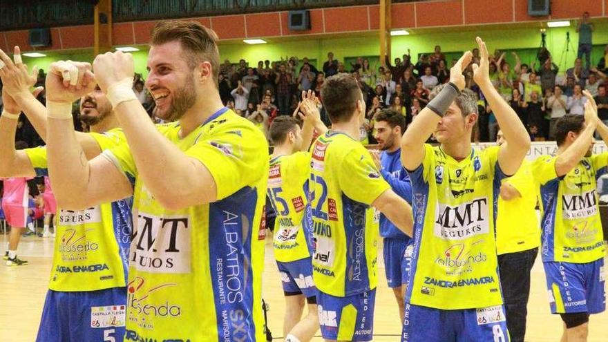 Los jugadores del MMT Seguros, con Abalós en primer término, celebran el triunfo de la pasada semana.