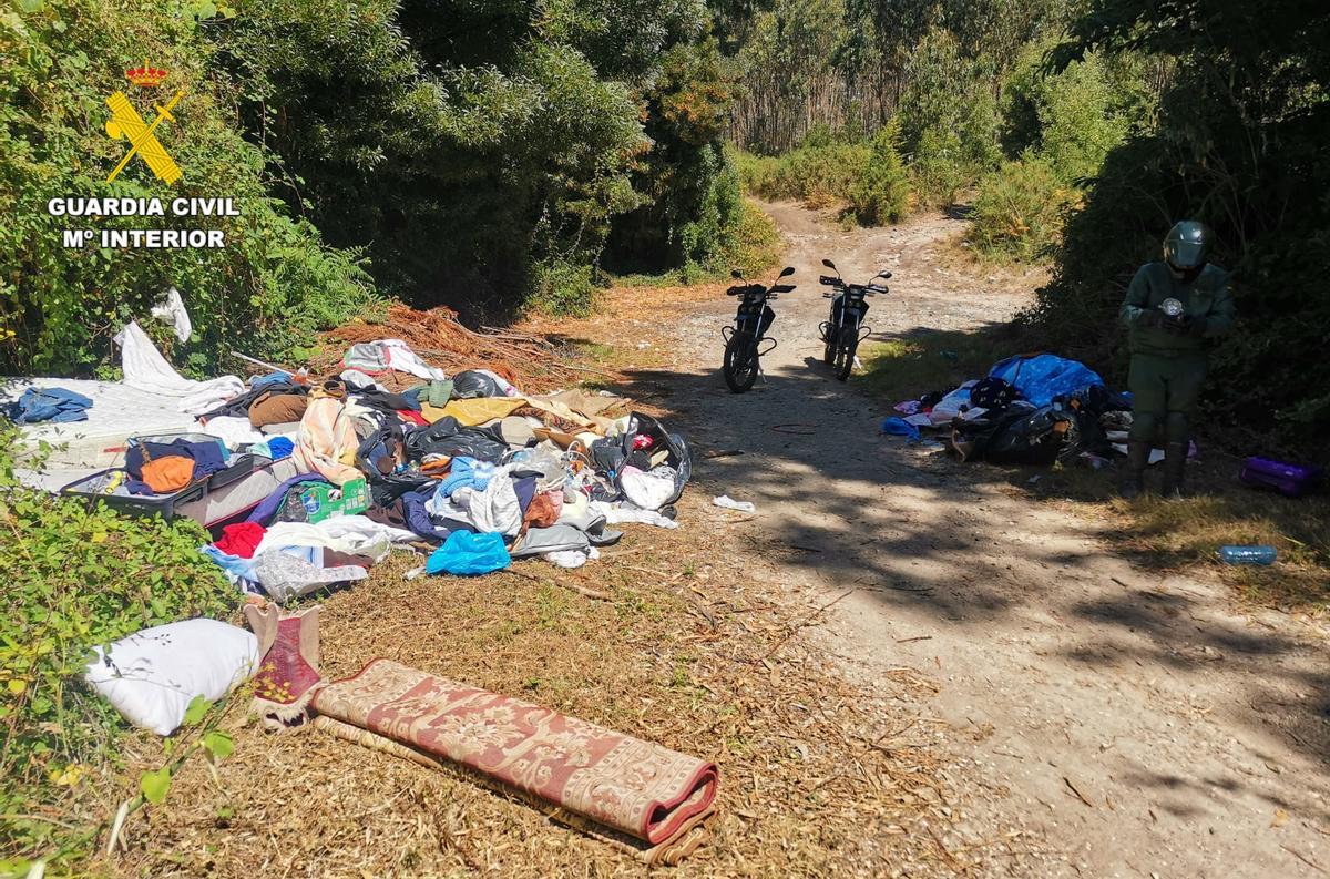 Basura depositada en un vertedero incontrolado en A Zapateira, desmantelado por la Guardia Civil y un agente forestal.