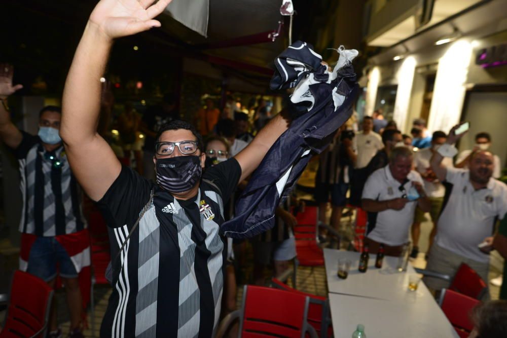 La afición celebra el ascenso del FC Cartagena