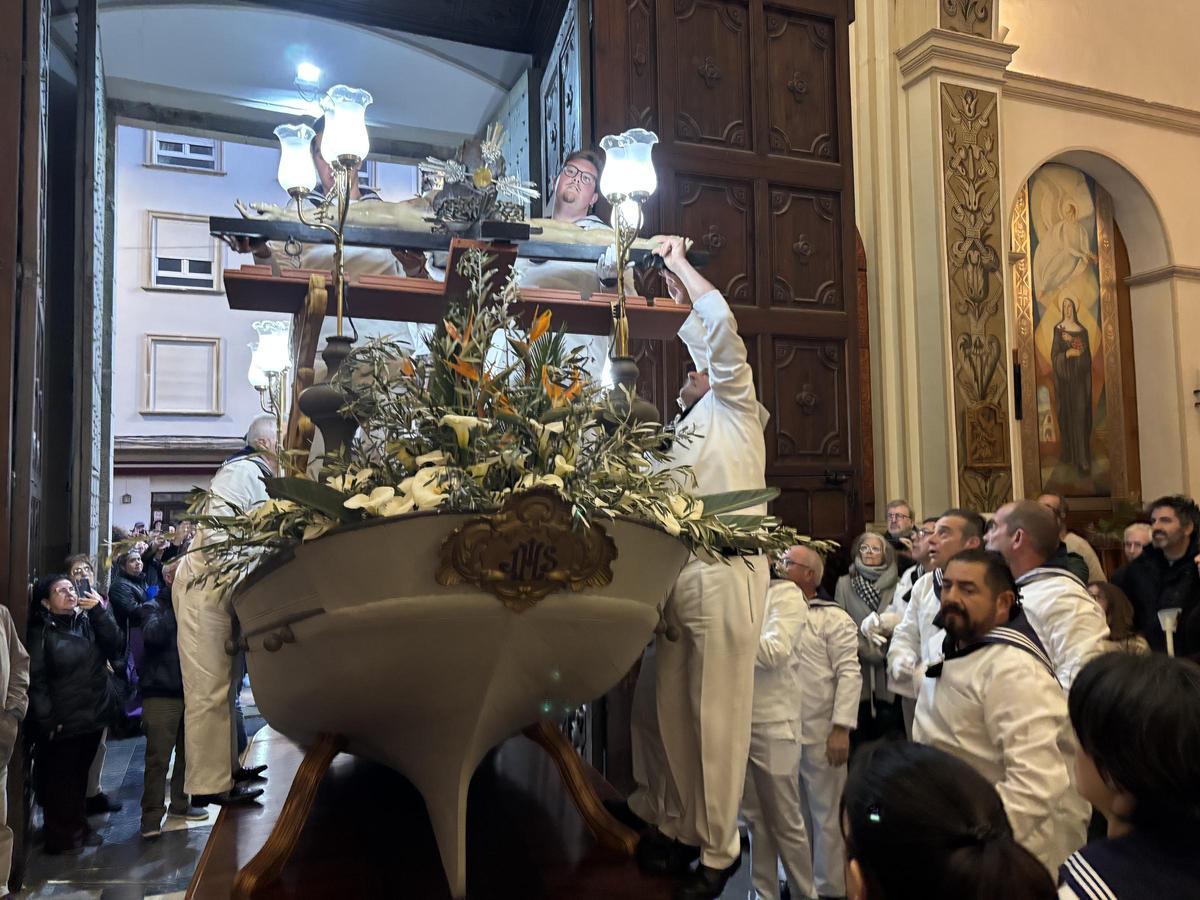 La multitudinaria bajada del Cristo del Mar de Benicarló, en imágénes/image00012