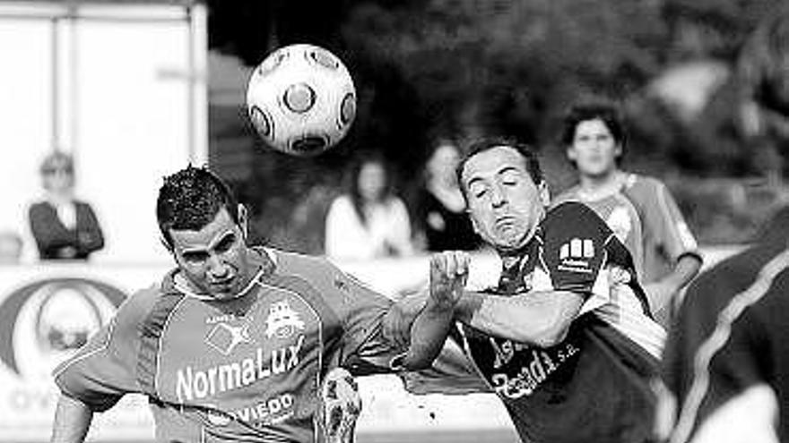 El defensa local Robert despeja el balón ante Sergio Villanueva.